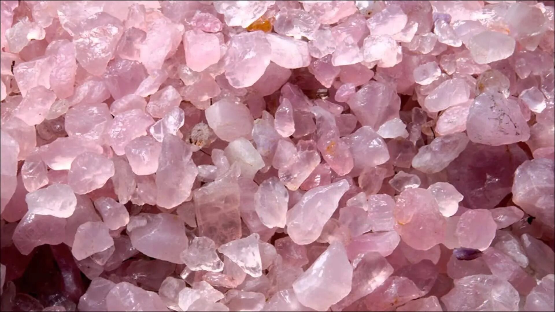 Розовый кварц минерал. Розовый кварц Кристалл. САМОЦВЕТ Rose Quartz - Роуз кварц. Розовый кварц друза. Розово белый камень