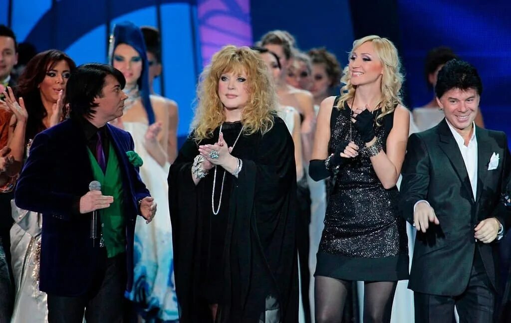 Юдашкин валентин и пугачева. Пугачева юдашкин. Юдашкин на дне рождении орбакайте. Алла пугачева и марина юдашкина. Пугачева юдашкин.