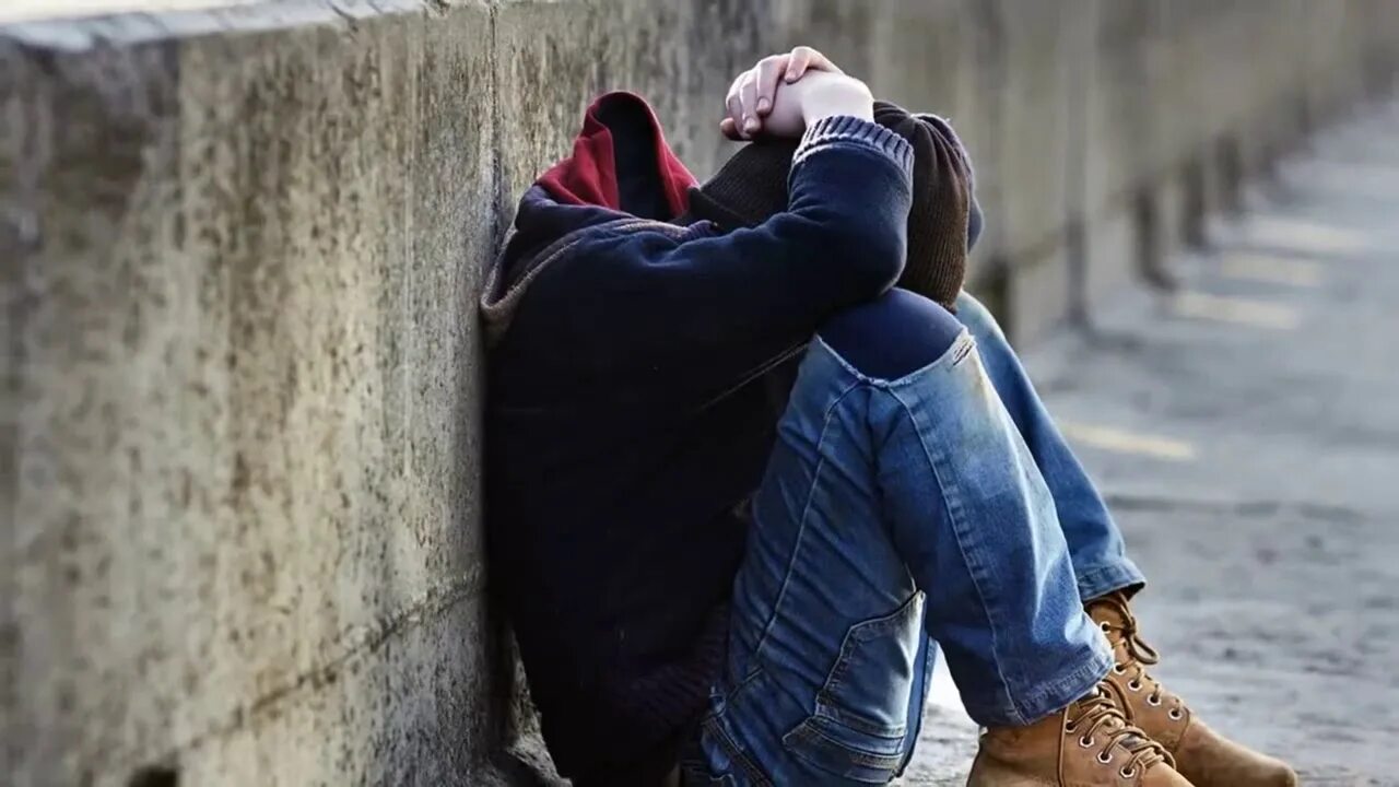 Рано ушла из дома. Сбежал из дома. побег из дома. подросток сбегает из дома. подросток уходит.