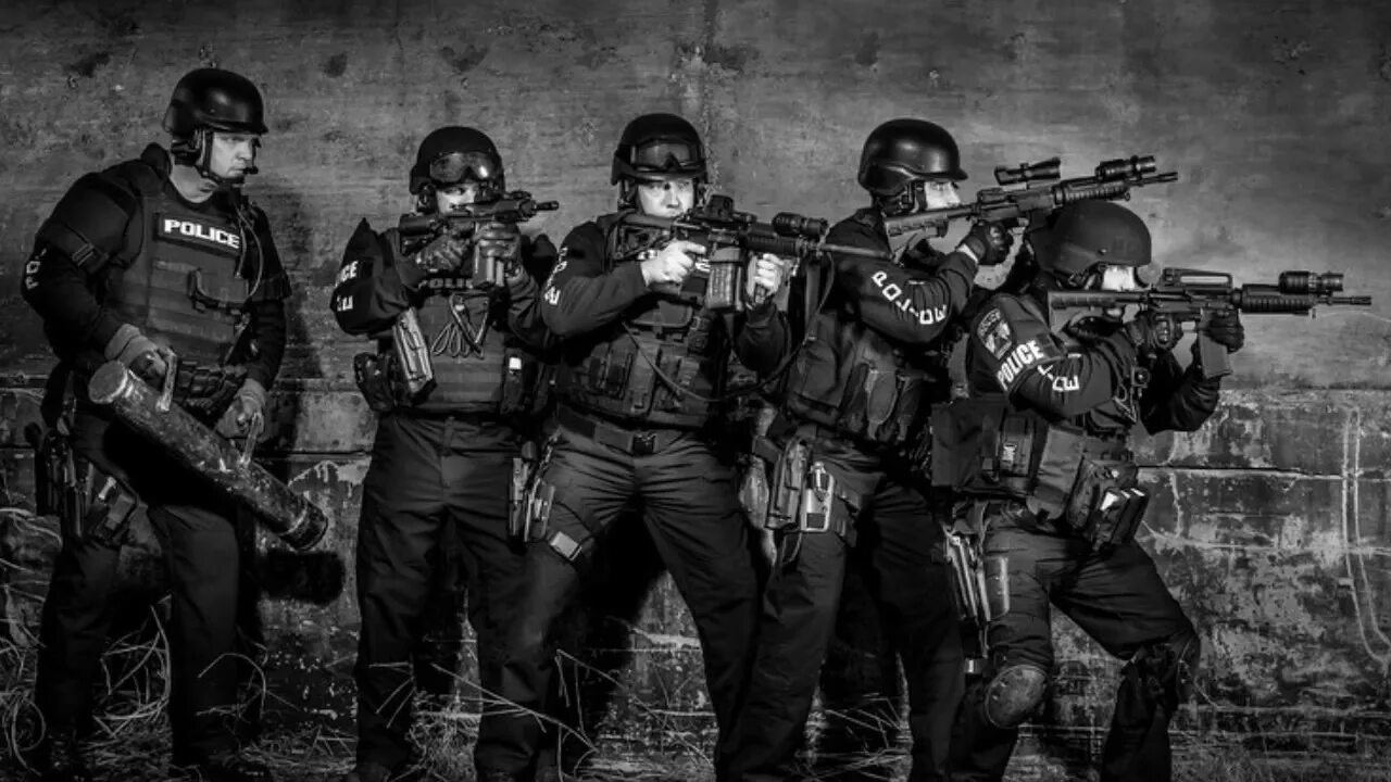 Swat squeezing. Swat. сват и зомби, и спецназ. фильмы. swat картинки. сват бастерс.