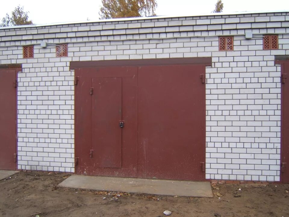 Гараж из кирпича проекты. Красивый гараж из кирпича. Кирпичный гараж. Стройка гаража. Кирпичный гараж.