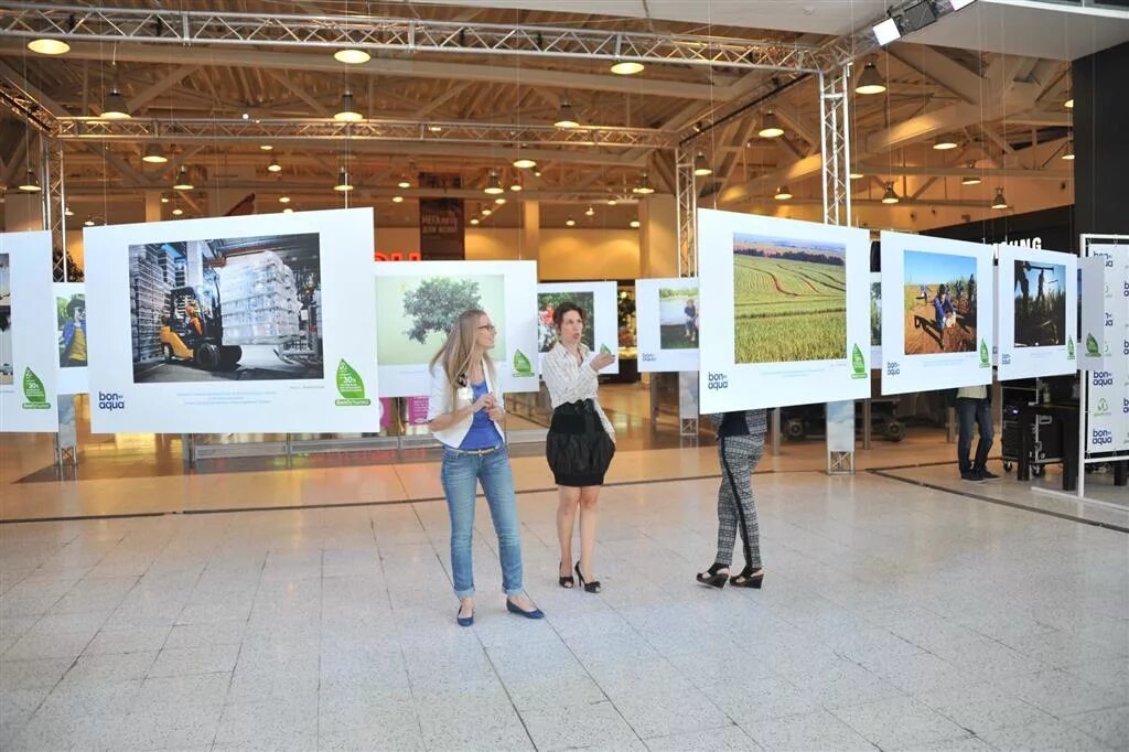 Фотовыставка в торговом центре. Выставка в торговом центре. Современные фотовыставки. Выставка в торговом центре челябинск текстиль 2024г. Выставка в торговой галерее.