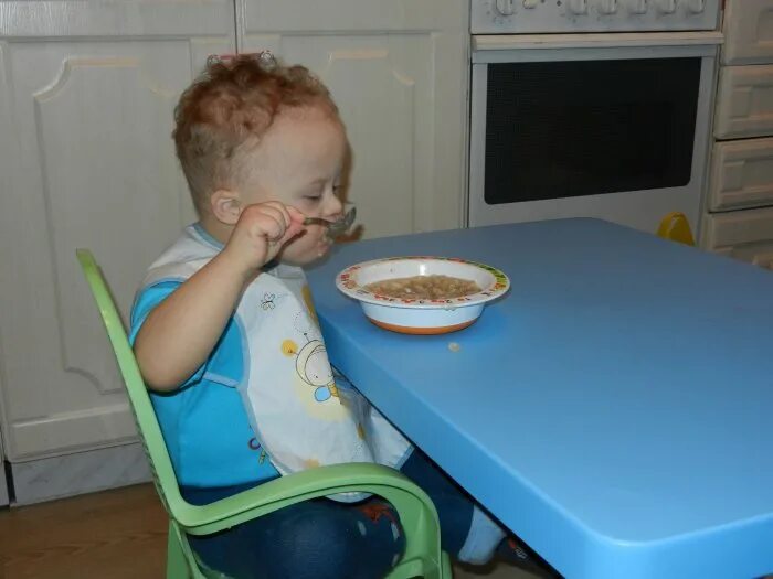 Опишите технику кормления ребенка из чашки. Как отучить ребёнка кушать ночью 1.5 года. Как отучить от мультиков за едой. Как отучить ребёнка от ночных кормлений в 1.5 года. Почему дети едят ночью