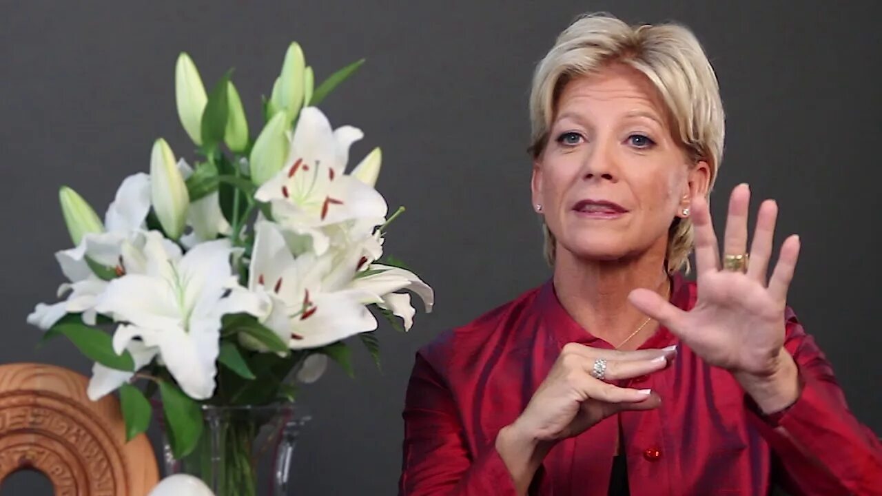 Сью мортер возраст. Сьюзан хоеке. Susan lewis. Priceless worthless разница. Сьюзен энспак.