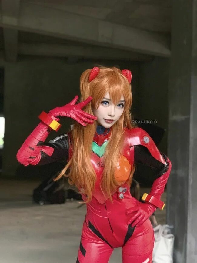 Asuka cosplay. Аска Евангелион косплей. Аска Лэнгли Сорью. Костюм Аска косплей. Косплееры позы.