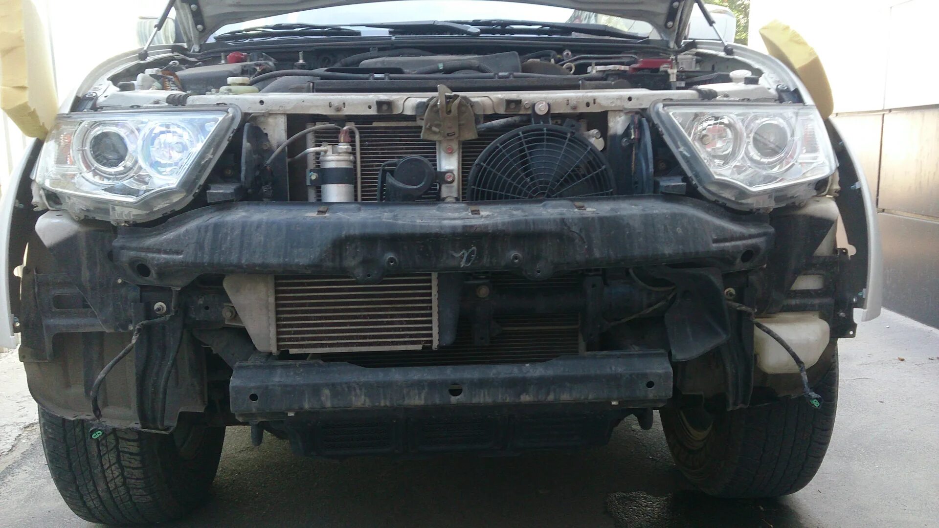 Радиатор акпп pajero 2. Дополнительный радиатор паджеро спорт. Крепление радиатора акпп паджеро 2. Паджеро спорт 2 дополнительный радиатор акпп. Дополнительный радиатор паджеро спорт.
