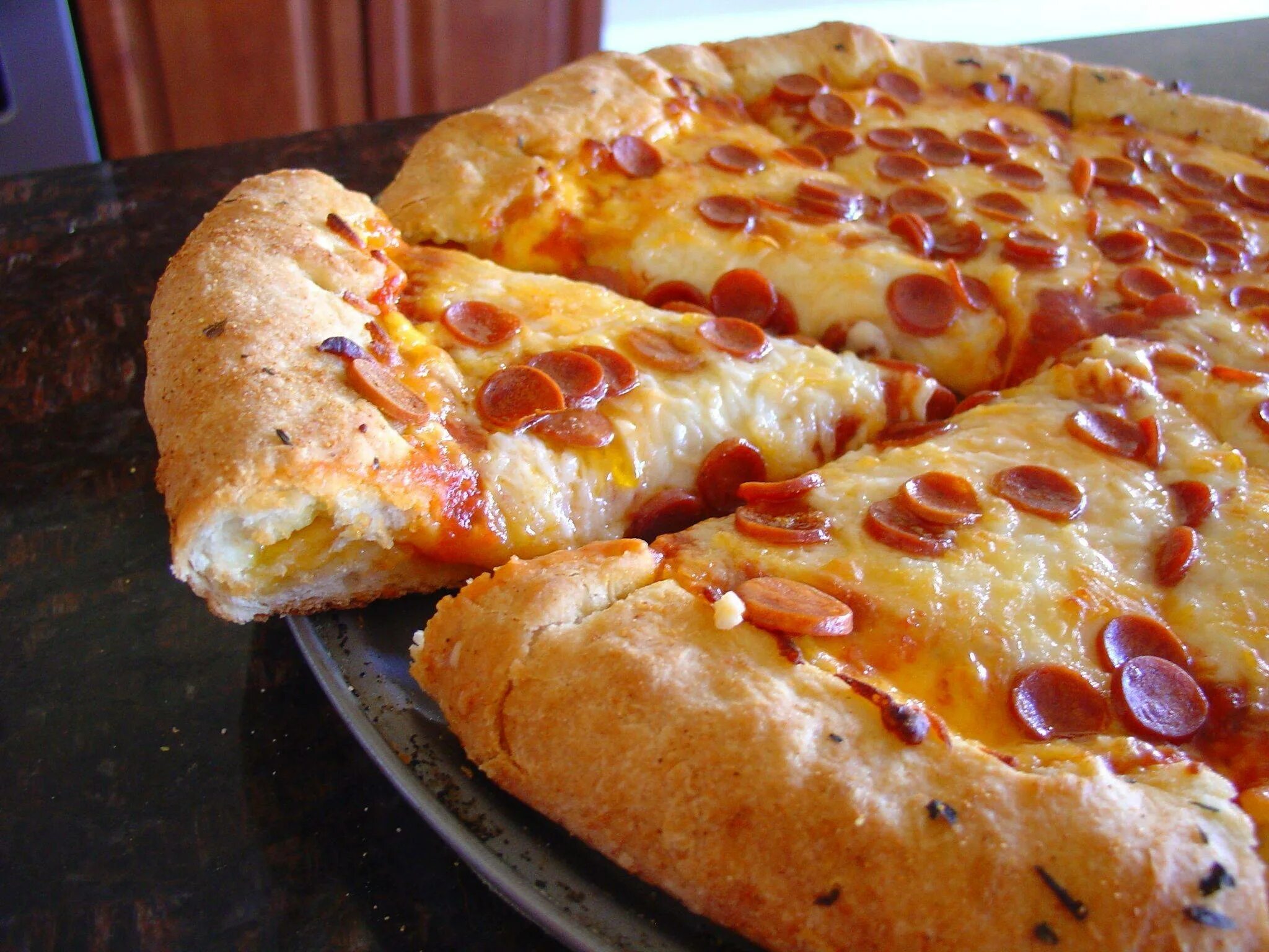 Рецепт вкусного дрожжевого теста пиццы. Тесто для пиццы дрожжевое. Пышное тесто для пиццыэ. Толстое тесто для пиццы. Пицца тесто недрожжевое.
