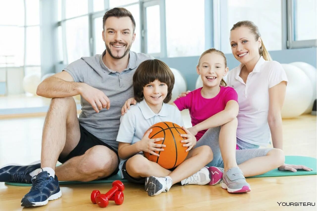 Воспитала фото. Спортивная семья. Счастливая спортивная семья. Семья занимается спортом. Спортивные дети.