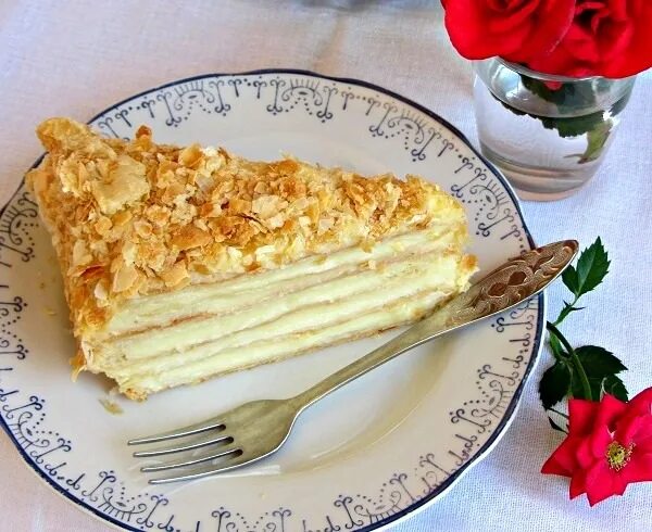 слоеный торт. наполеон из слоеного. ленивый наполеон из слоеного теста. торт из слоеного дрожжевого теста. торт из слоёного теста с заварным кремом.