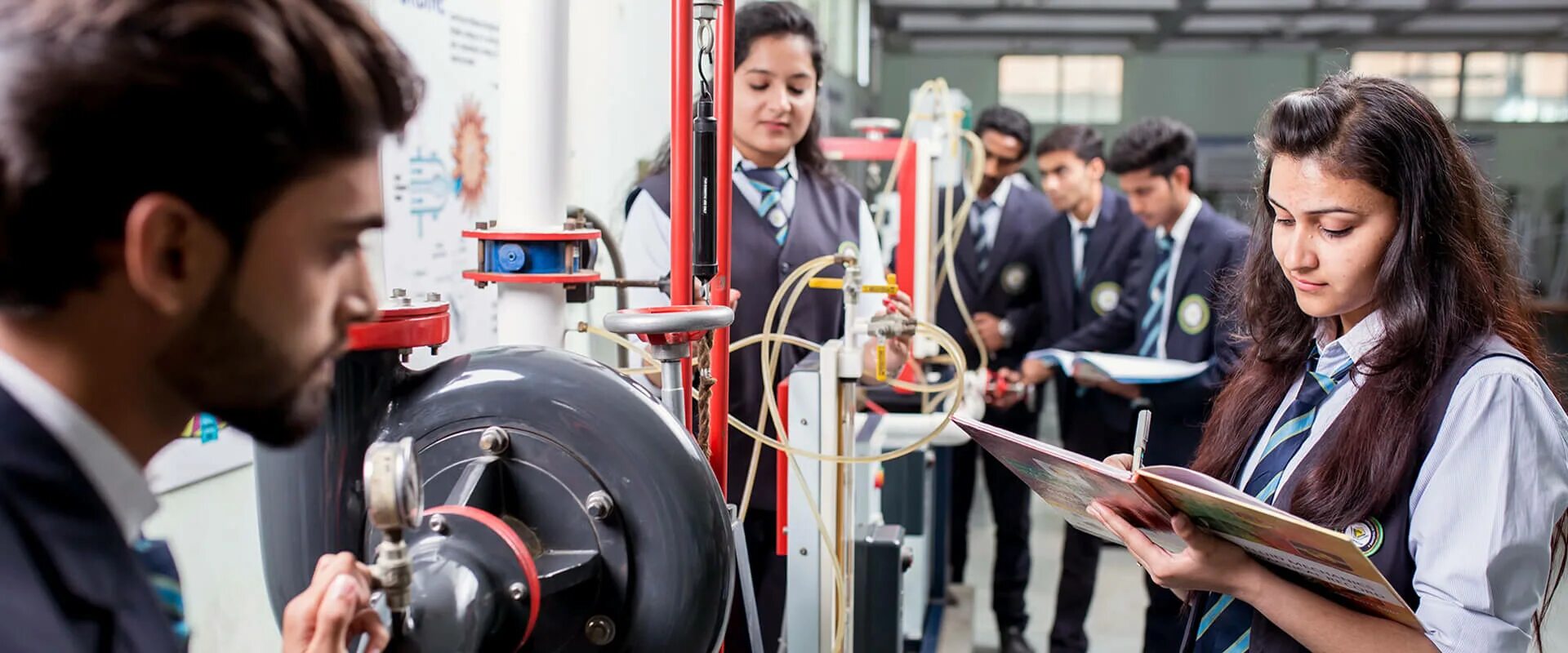 Молодежь инженеры. Инженер. Студенты инженерия. Полимер инженер. Студент в колледже инженер.