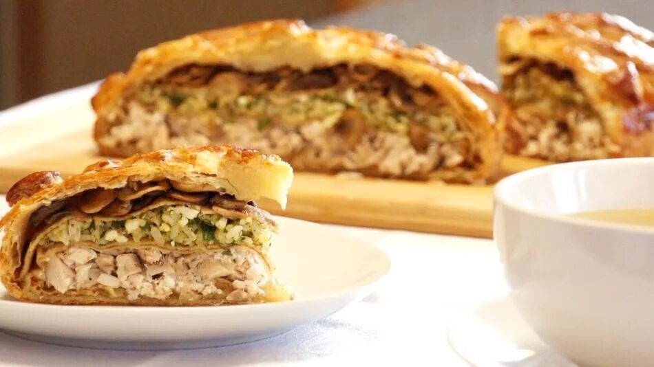Курник блюдо. Королевский курник. Сибирский курник. Курник из слоеного теста. Ленкофф пироговая тюмень.