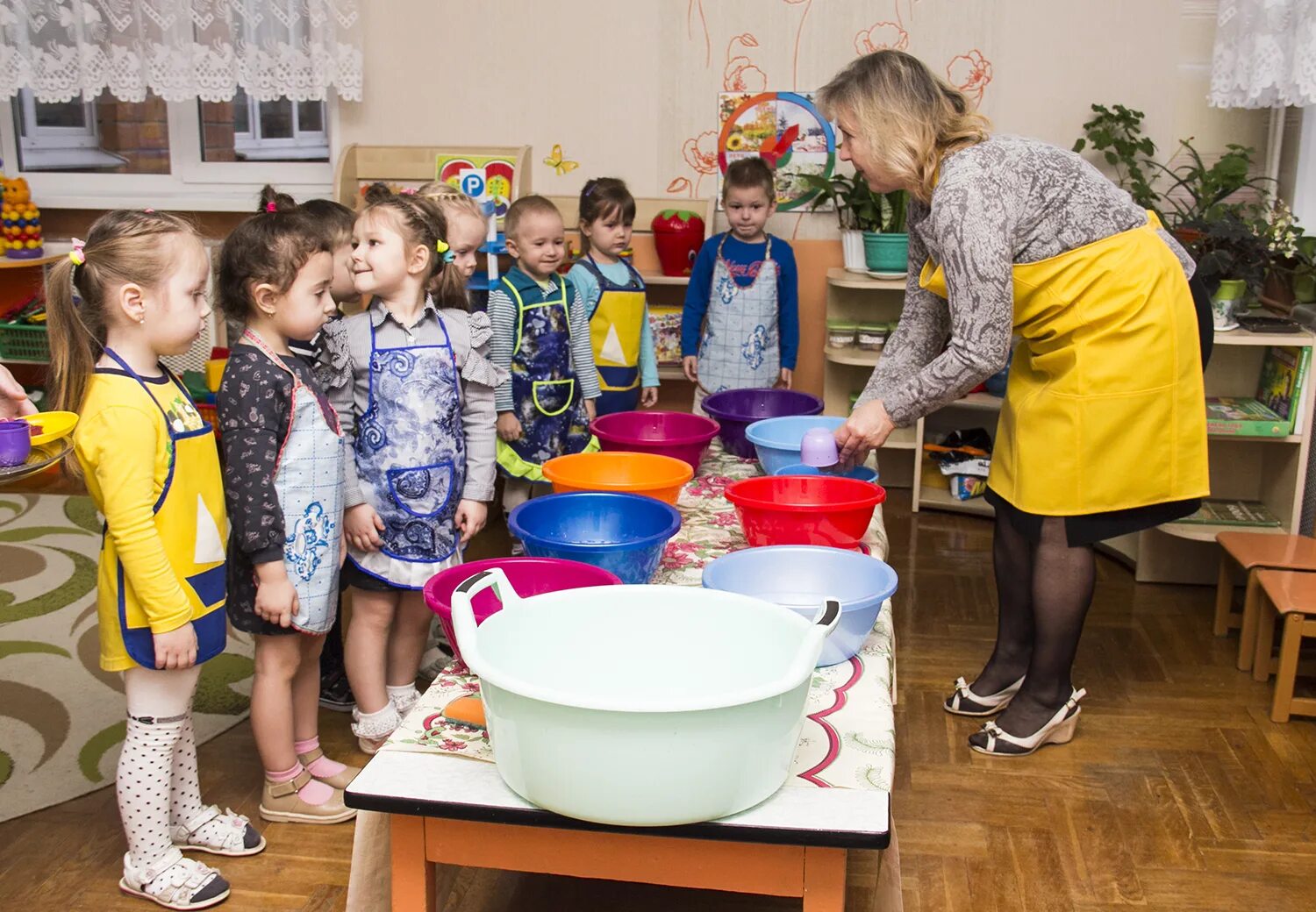 Жизнь детей в садике. Воспитатель детского сада. Питательница в детском саде. Воспитательница в садике. Воспитатель в детском садике.