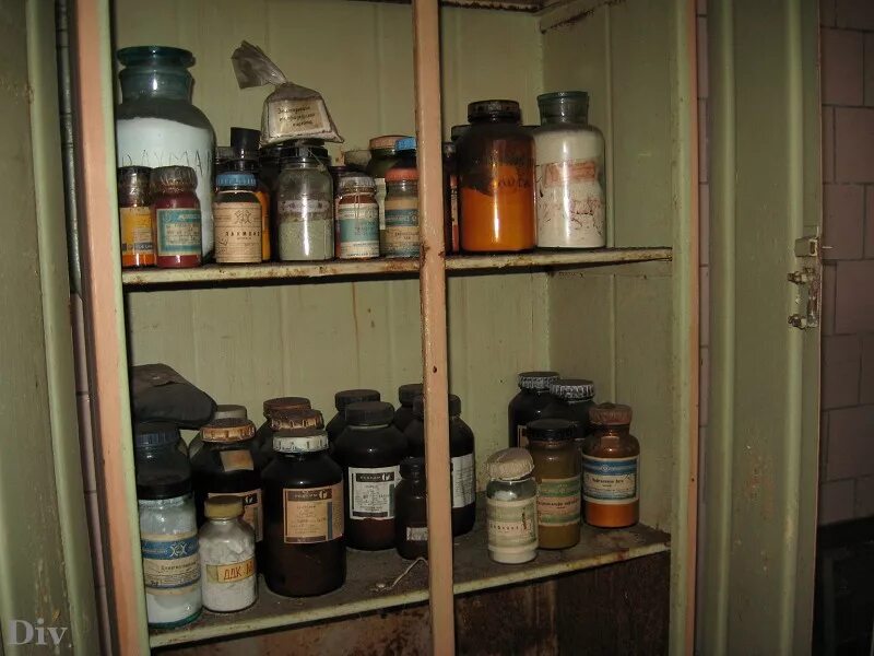 Организация хранения лекарств дома. Лекарства на дверце холодильника. Организация хранения лекарств дома. Хранение в темном месте. Система хранения в кладовке.