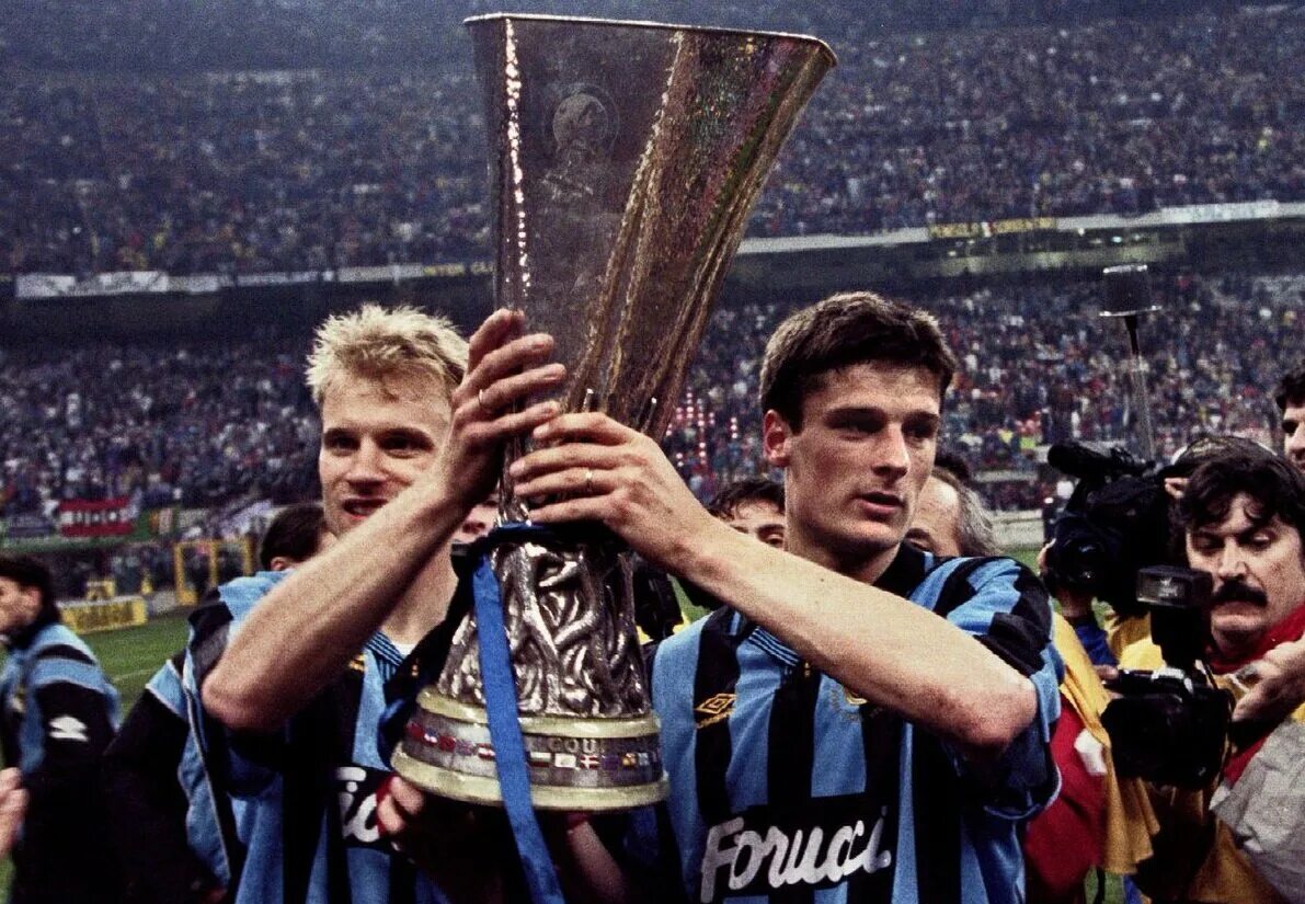 Уефа 1998. Inter 1998 Кубок УЕФА. Интер Кубок УЕФА 1994. ВИМ Йонк 1994. Бергкамп Деннис 2004.