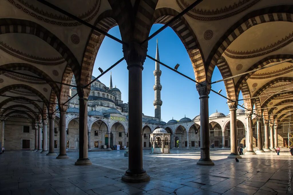 Стамбул старый город султанахмет. Мечеть Султанахмет внутренний двор. Голубая мечеть в Стамбуле двор. Голубая мечеть внутренний двор. Стамбул старый город мечети.