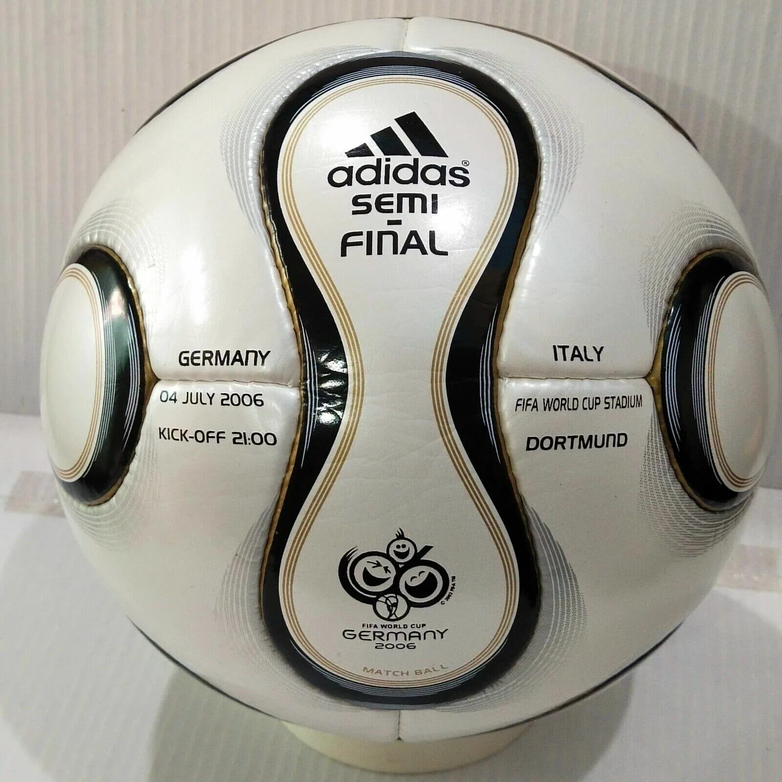 Мяч адидас тимгейст. Adidas Teamgeist 2006. Adidas Teamgeist Final Ball 2006. Adidas Teamgeist 2006 мяч ФИФА.