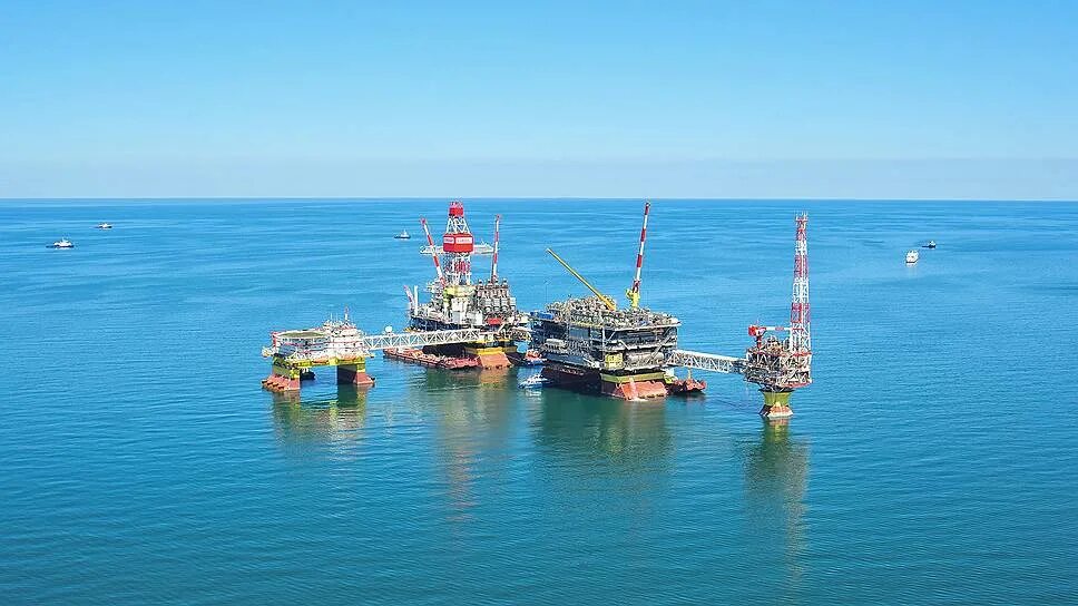 Добыча газа в каспийском море. Челекен туркмения. Добыча газа в каспийском море. Галкыныш месторождение газа. Платформа филановского в каспийском море.