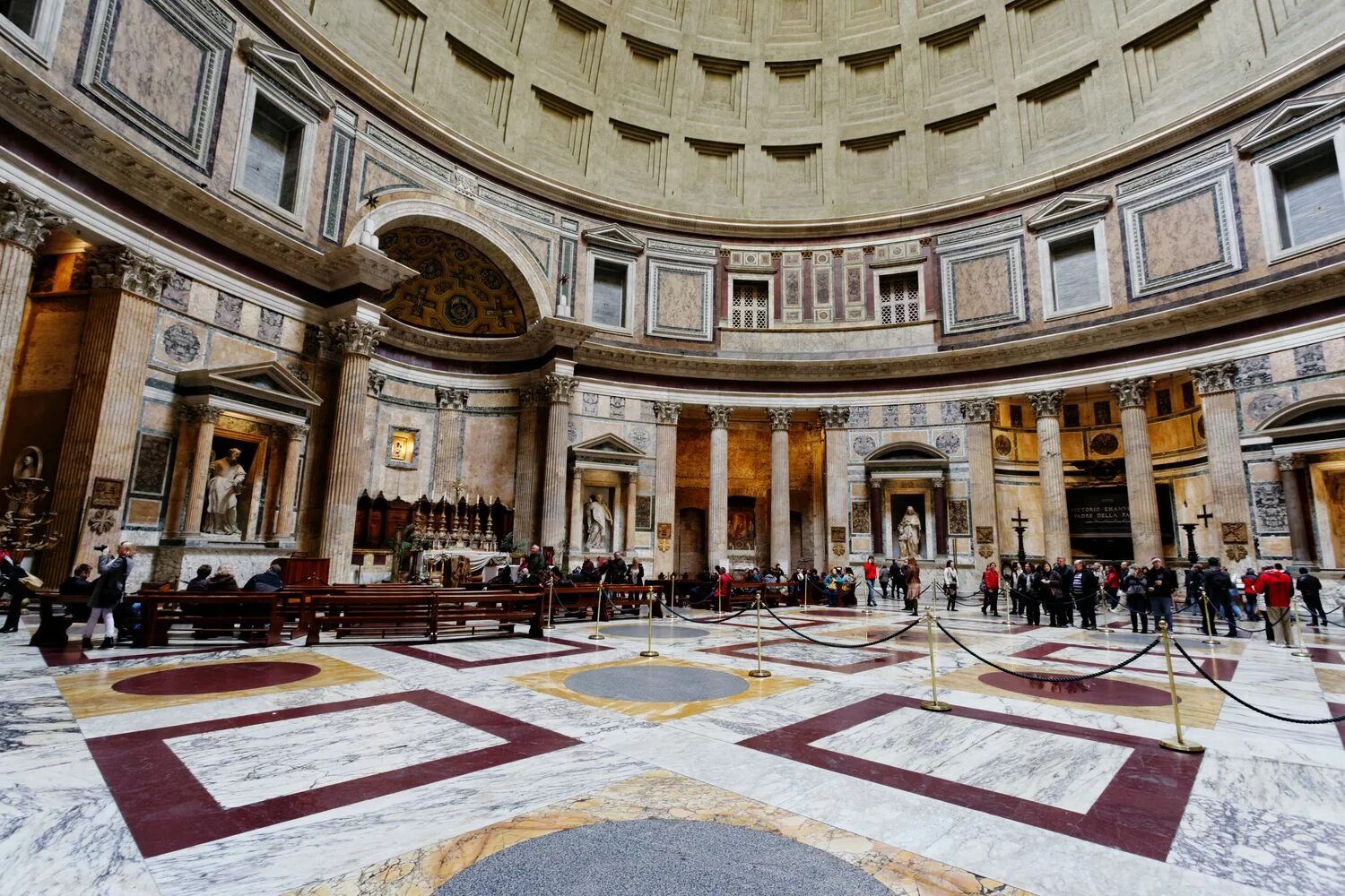 Пантеон рим. Пол пантеона в риме. Пантеон неаполь. Пантеон в риме интерьер. Бернини пантеон.