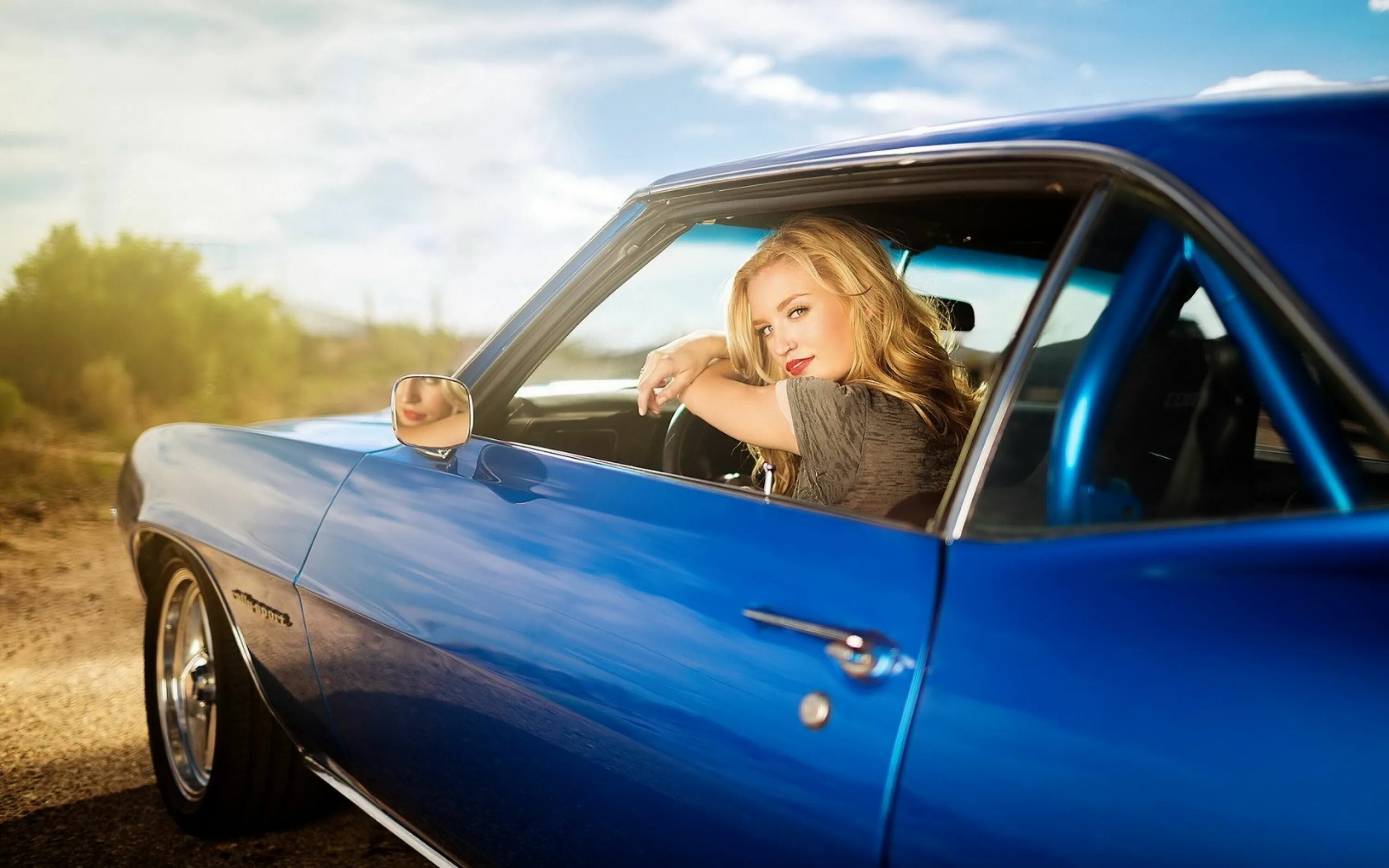 Car s outside. Фотосессия с машиной. Девушки и автомобили. Девушка в машине. Шикарная женщина и автомобиль.