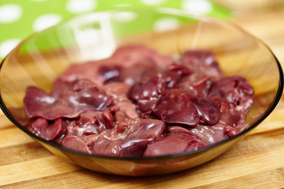 Можно кушать куриную печень. Нарезанная куриная печень. куриный печень в тарелке.