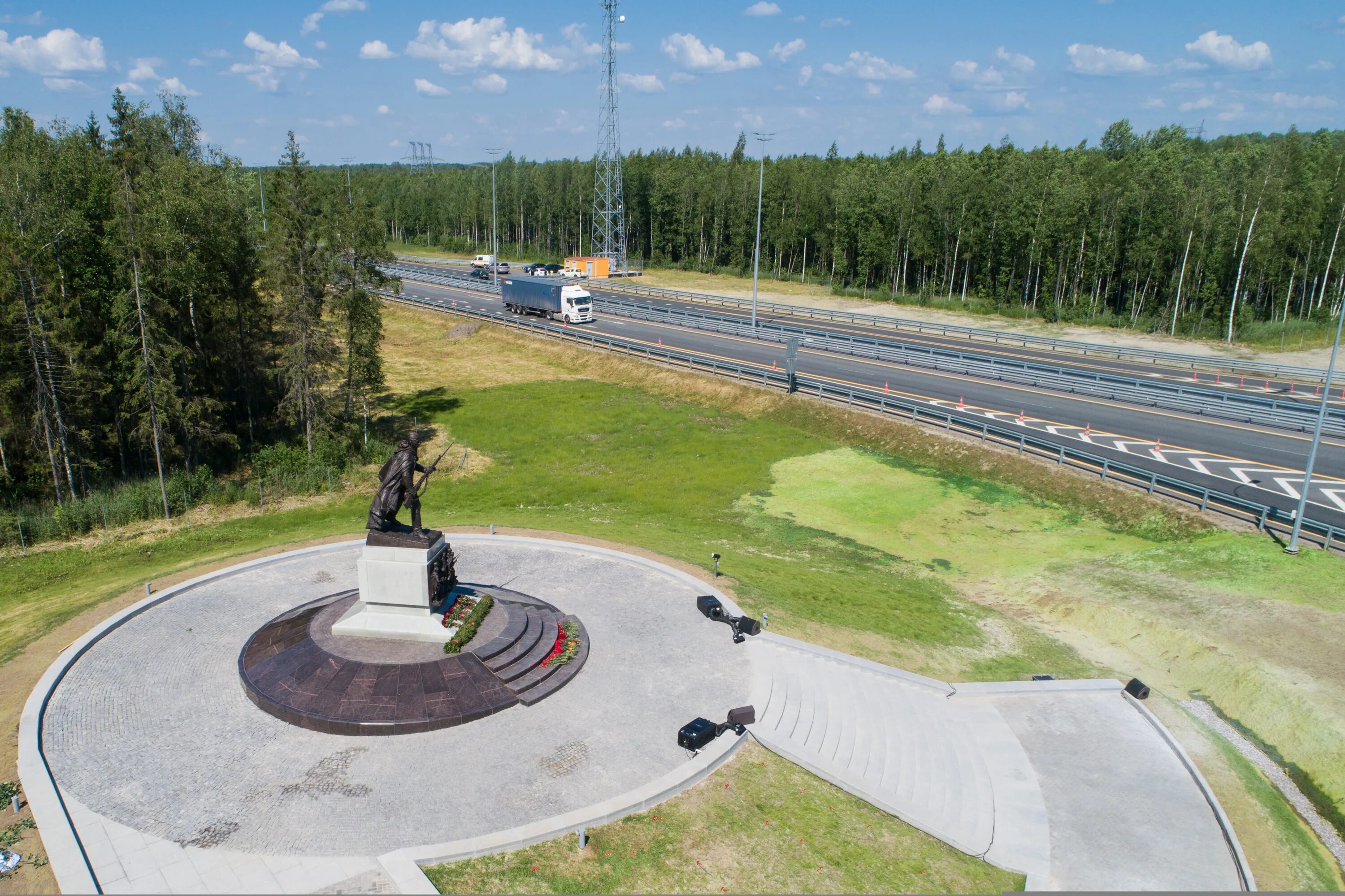 Новгородская область трасса. 561 Км м-11 мемориал. Памятник мясной Бор трасса м11. Памятник на м11 в Новгородской области. Мемориал в мясном Бору Новгородской области на трассе м 11.