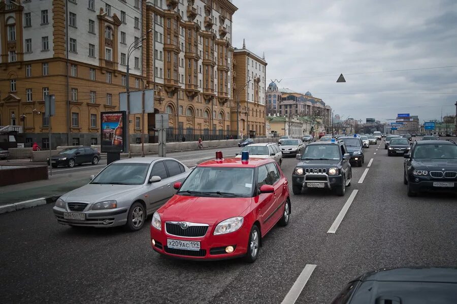 Из москвы на машине на 3 дня. Машины в Москве. Московские машины. Москва машины город. Машина в городе Россия.