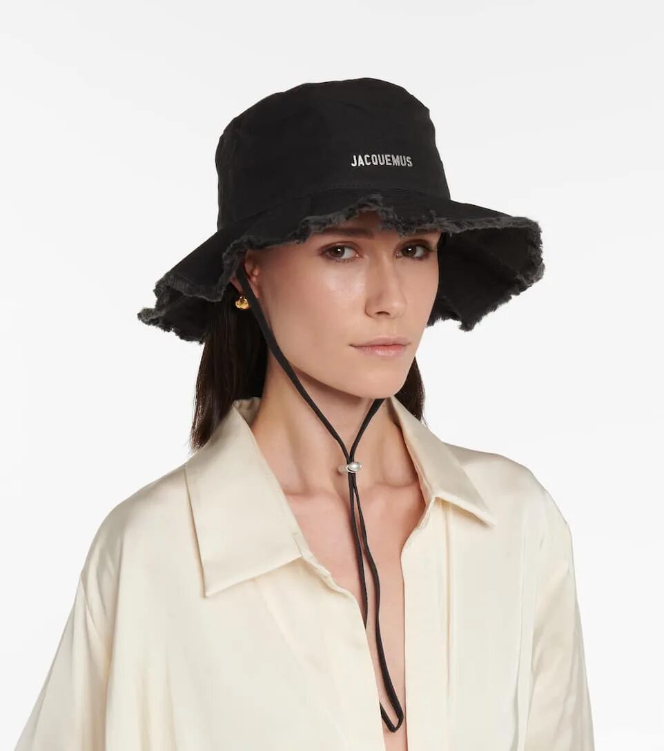 Кепка jacquemus белая. Женская шляпа jacquemus. Jacquemus кепка. Шляпа jacquemus. Шляпа жакмюс.