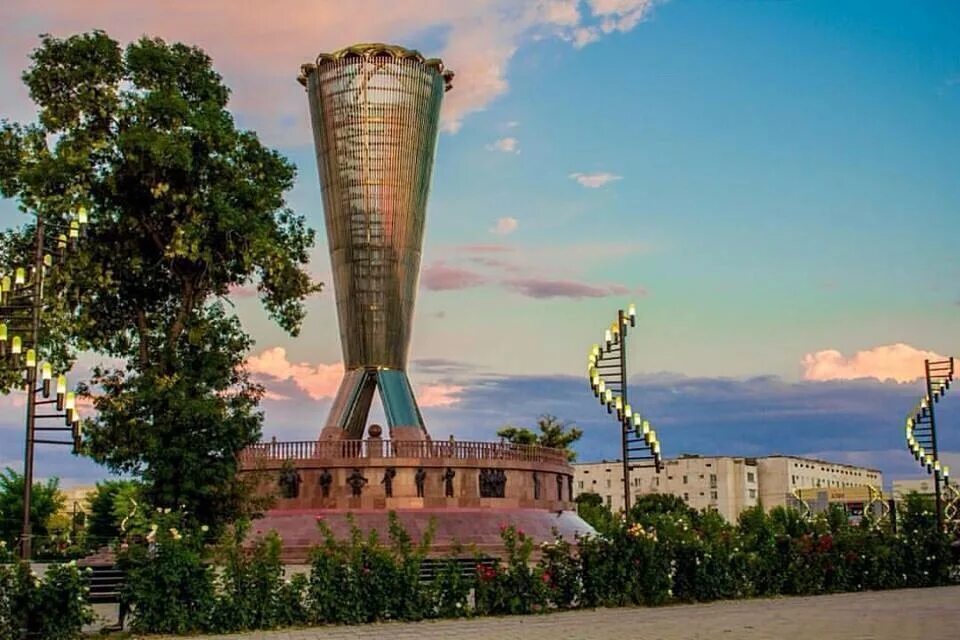 точное время в шымкенте. старые привокзальные часы. точное время в шымкенте. город шымкент ночь. шымкент (чимкент), казахстан.