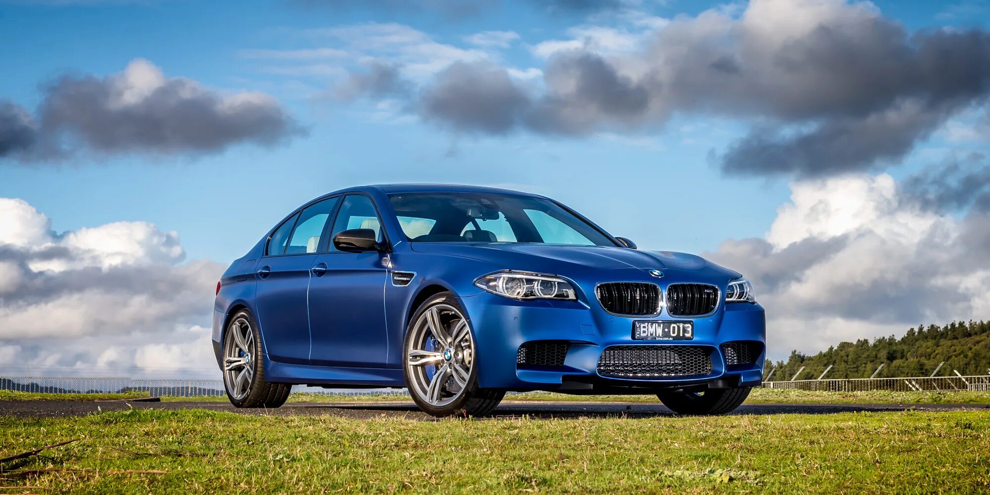 День м5. BMW m5 2015. BMW m5 Blue. БМВ m5 f10. BMW m5 f10 2015.