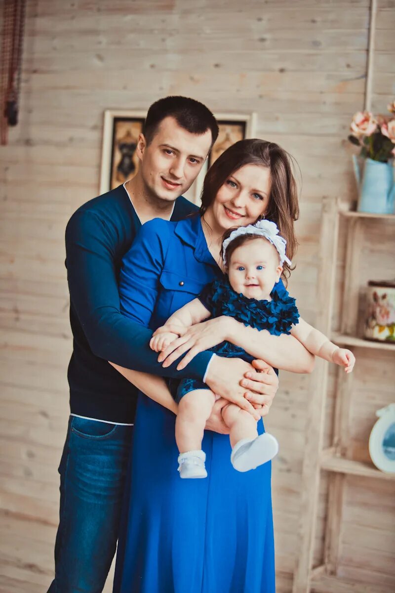 Семья на голубом фоне. Фотосессия семьи в студии. Семейная фотосессия в синем цвете. Одинаковая одежда для всей семьи. Семейная фотосессия в стиле.