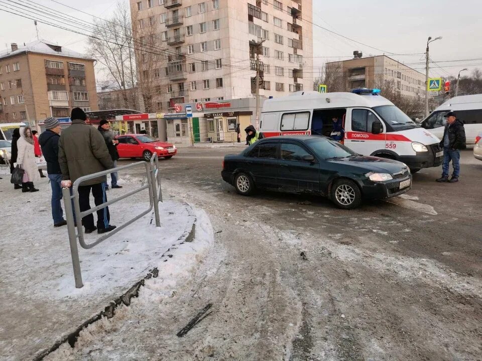 11 30 30 ноября. Сбили пешехода Челябинск. Пешеходный переход. Авария на Марченко Челябинск.