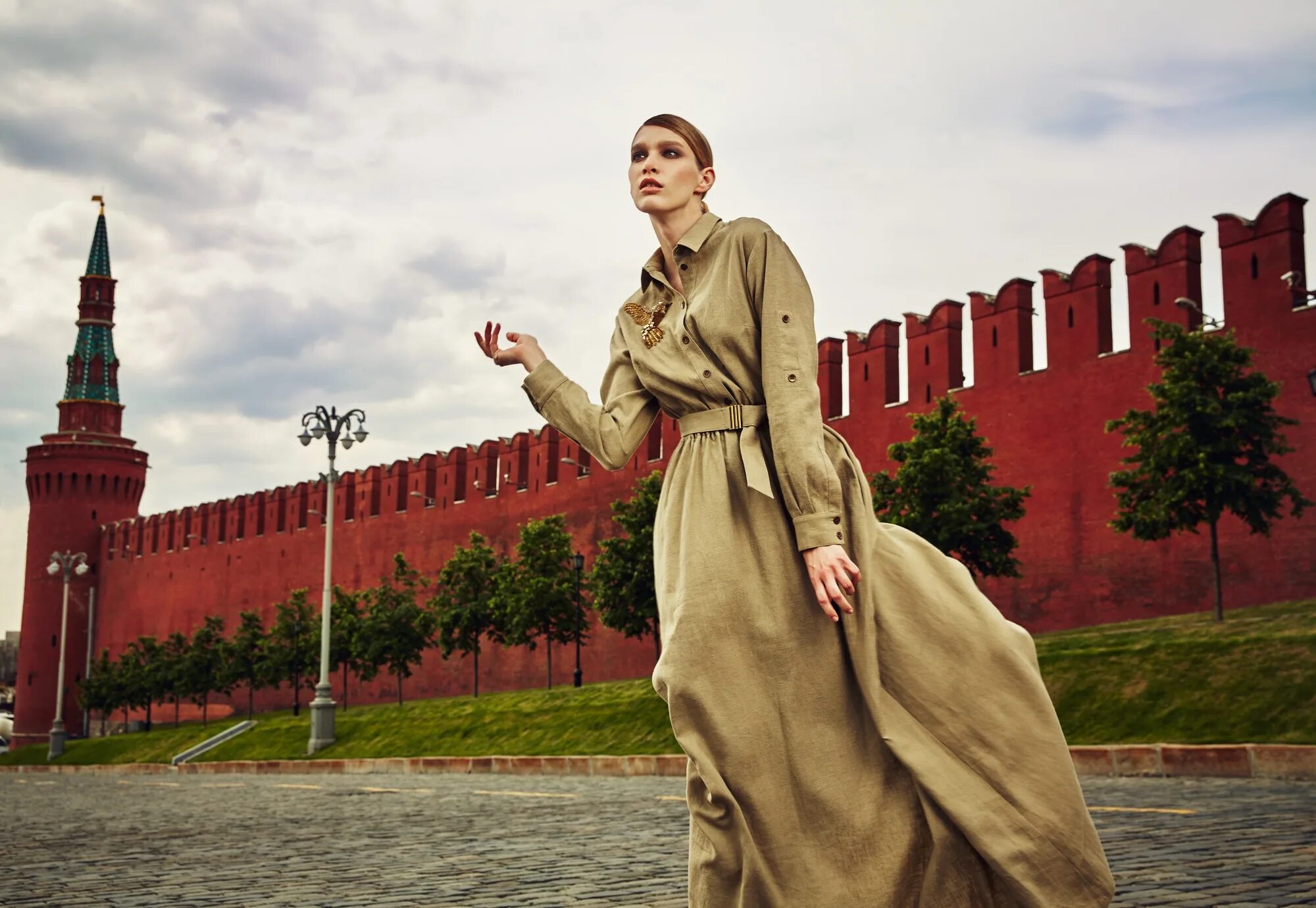 Фотосессия в стиле революции. Девушка на красной площади. Фотосессия на красной площади. Фотосессия на фоне Кремля. Кремлевский стиль