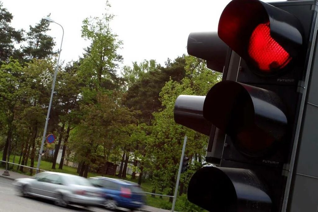 Красный свет штраф. Проезд на красный сигнал светофора. Авто на светофоре. Машина едет на красный свет. Светофор для машин.