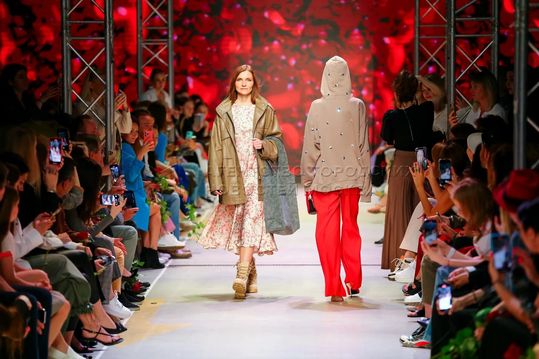 Московская неделя моды 2024. Fashion week 2022 москва. Московская неделя моды новости. Платья из шуйских ситцев. Московская неделя моды новости.
