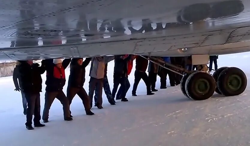 Манчестер юнайтед авиакатастрофа 1958. В мюнхене примерз самолет. Обледенение самолета. Вахтовики в самолете. Толкают самолет в игарке.