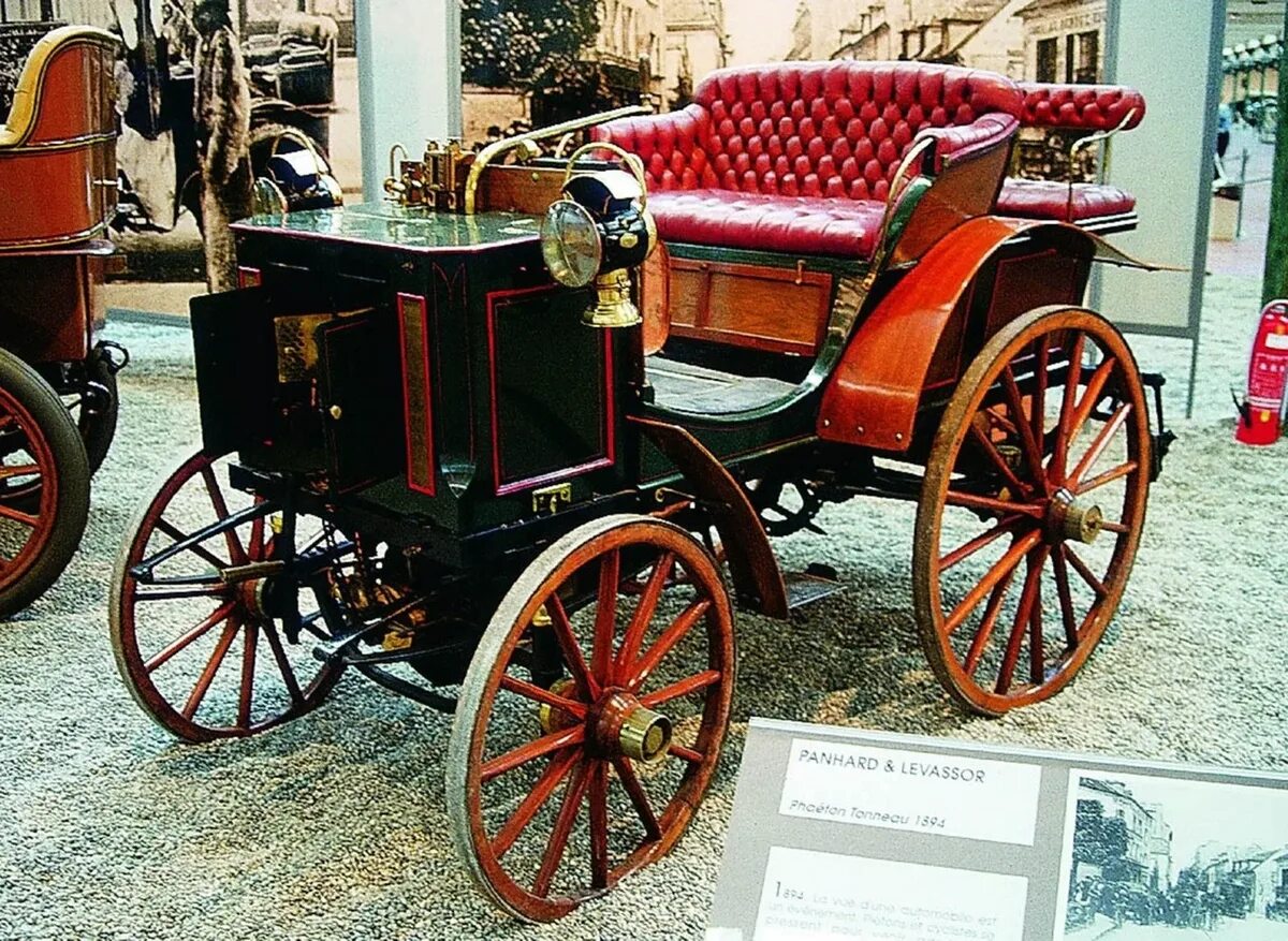 Предложение первый автомобиль. Panhard et Levassor 1891 года. Панар Левассор 1894 год. Панар Левассор 1895. Первый автомобиль Панар Левассор.