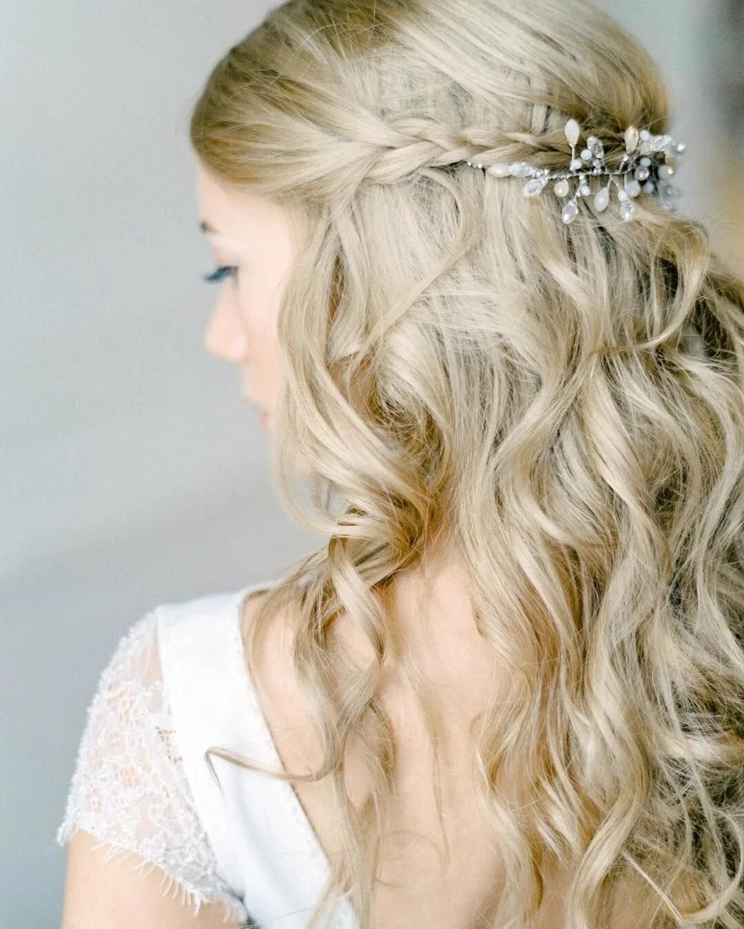 свадебные прически на средние волосы распущенные. прическа с распущенными локонами. свадебные прически на средние волосы распущенные. свадебные прически на средние волосы распущенные. прическа с заколкой на боку.