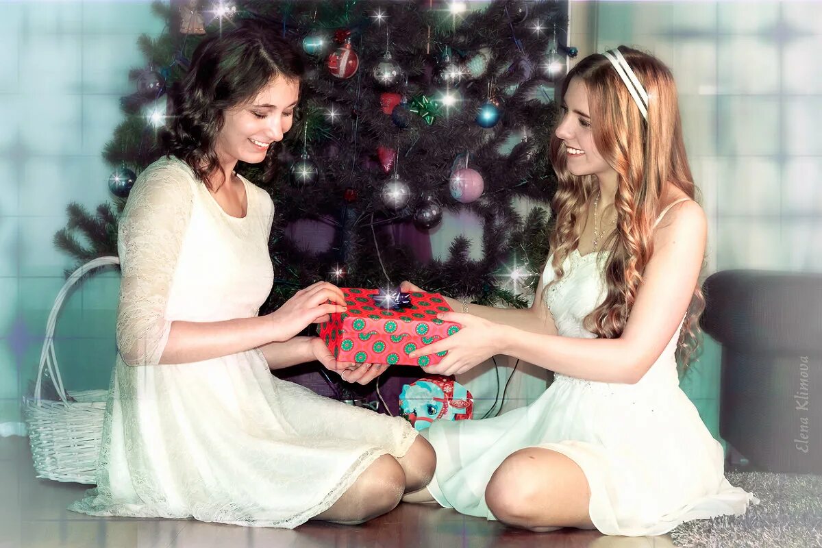 фотосессия подружек у елки. две елочки подружки. новогодняя фотосессия в студии подружки. две елочки подружки. новогодняя фотосессия в студии.