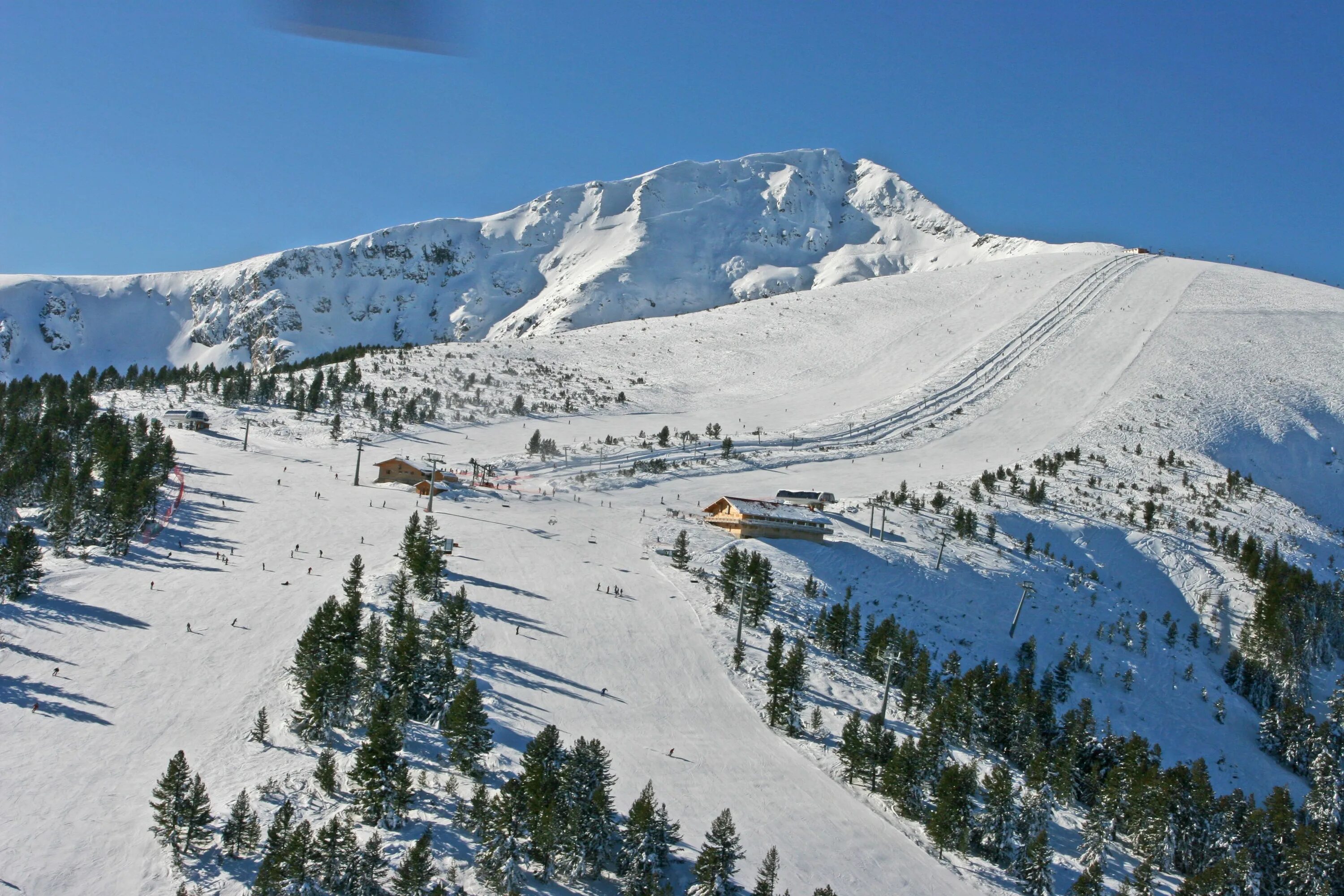 Горнолыжки отзывы. Курорт Банско в Болгарии. Bansko горнолыжный курорт. Болгария лыжи Банско. Банско горы.