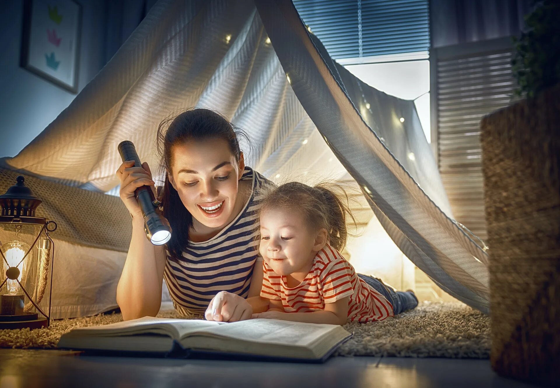 Читать на ночь. Чтение для детей. Семейное чтение. Мама читает книгу ребенку. Чтение в семье.