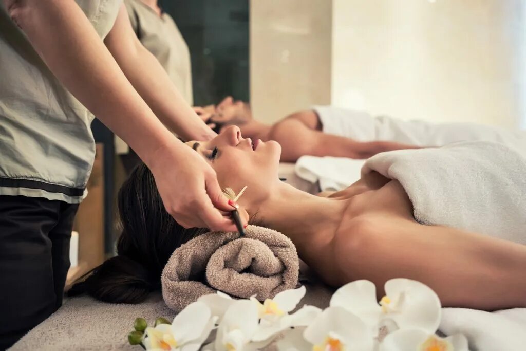 Couple massage. Спа для двоих. Спа для пары. Спа процедуры для двоих. Тайский массаж для двоих.