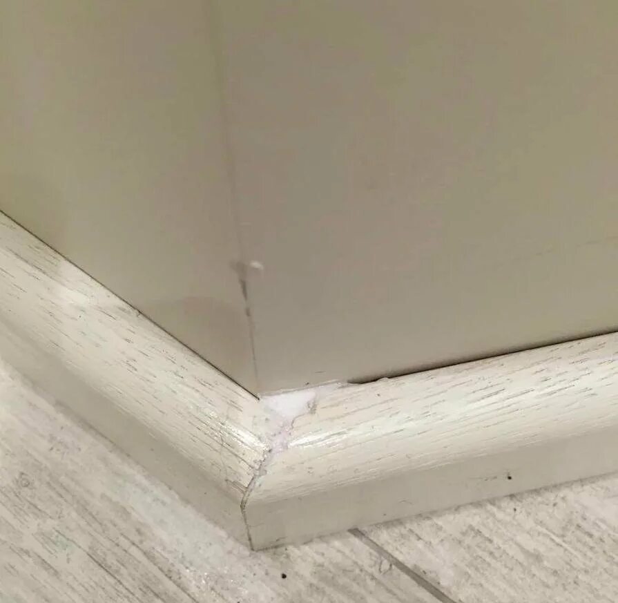 Какие плинтуса для неровных стен. Плинтус для кривых стен. Мдф плинтус на кривой стене. Какие плинтуса для неровных стен. Мдф плинтус на неровные стены.