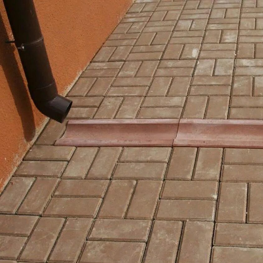 Точечный водоотвод стандартпарк. Лоток водоотводный лв-10. Бетонные водостоки ливневка 30 на 30. Водосток бетонный тротуарный 500х160х50. Брусчатка отмостка ливневка.