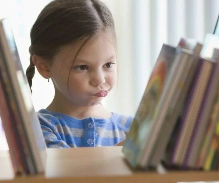 Интерес к учебе. Хочу читать для детей 5 6. Книги для детей. Дети с учебниками. Интересы ребенка.