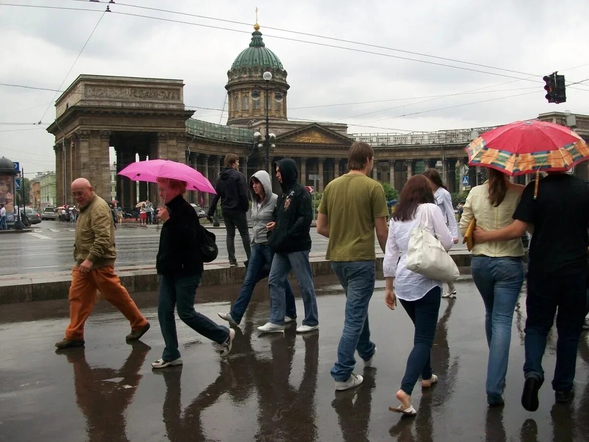 Воздух где идет в спб. Санкт-Петербург люди. Люди на улицах Питера. Люди на улицах Москвы. Прохожие люди в Питере.