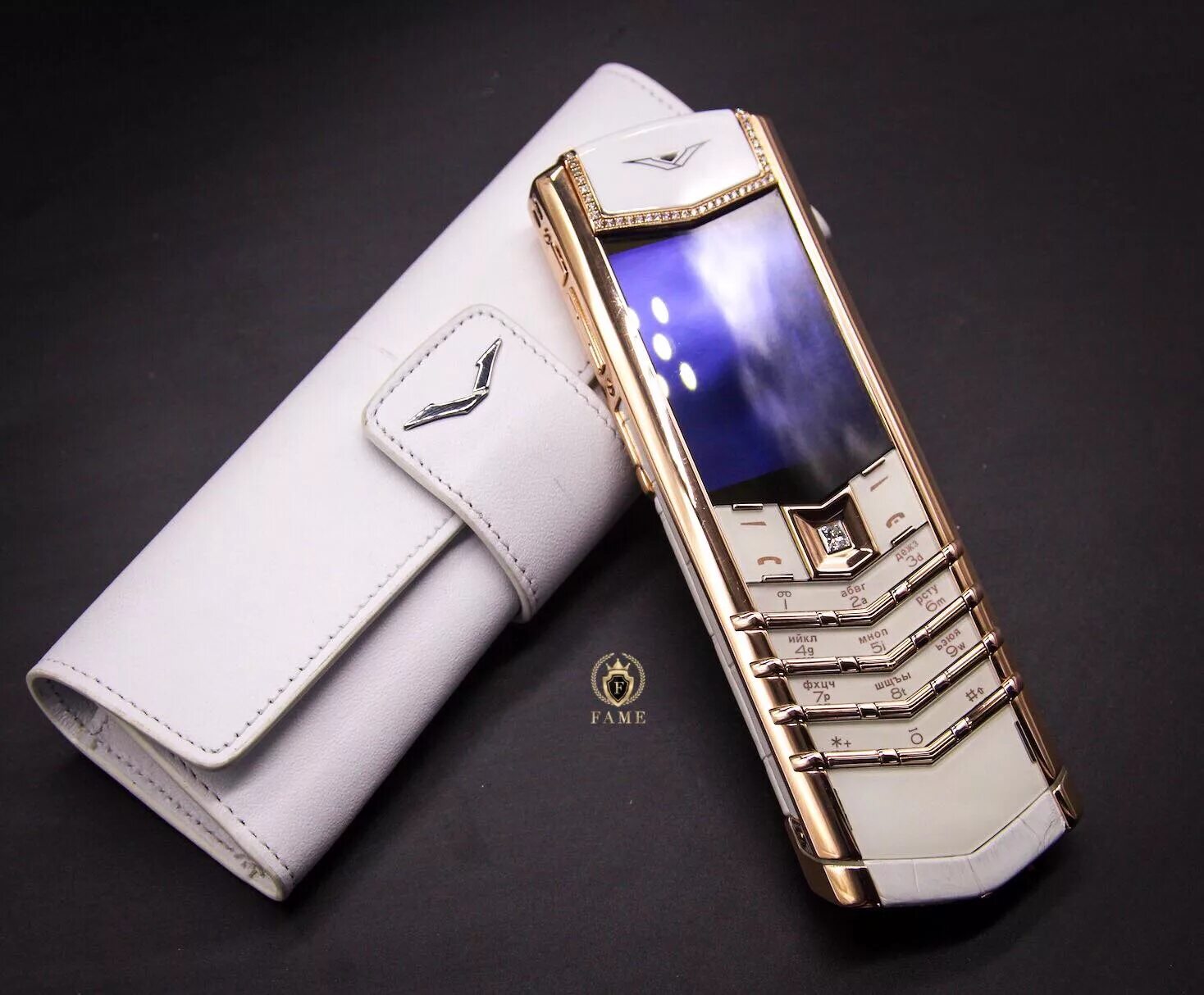 Телефоны верту в россии. Vertu Signature Gold. Телефон Vertu Signature Gold. Vertu Rose Gold. Vertu Signature s Gold.