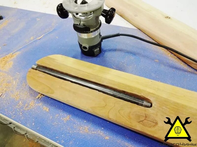 Выпилить паз в дереве. Как сделать паз в доске без фрезера. Продольный паз в доске. Вырезание паза в металле. Вырезать пазы.