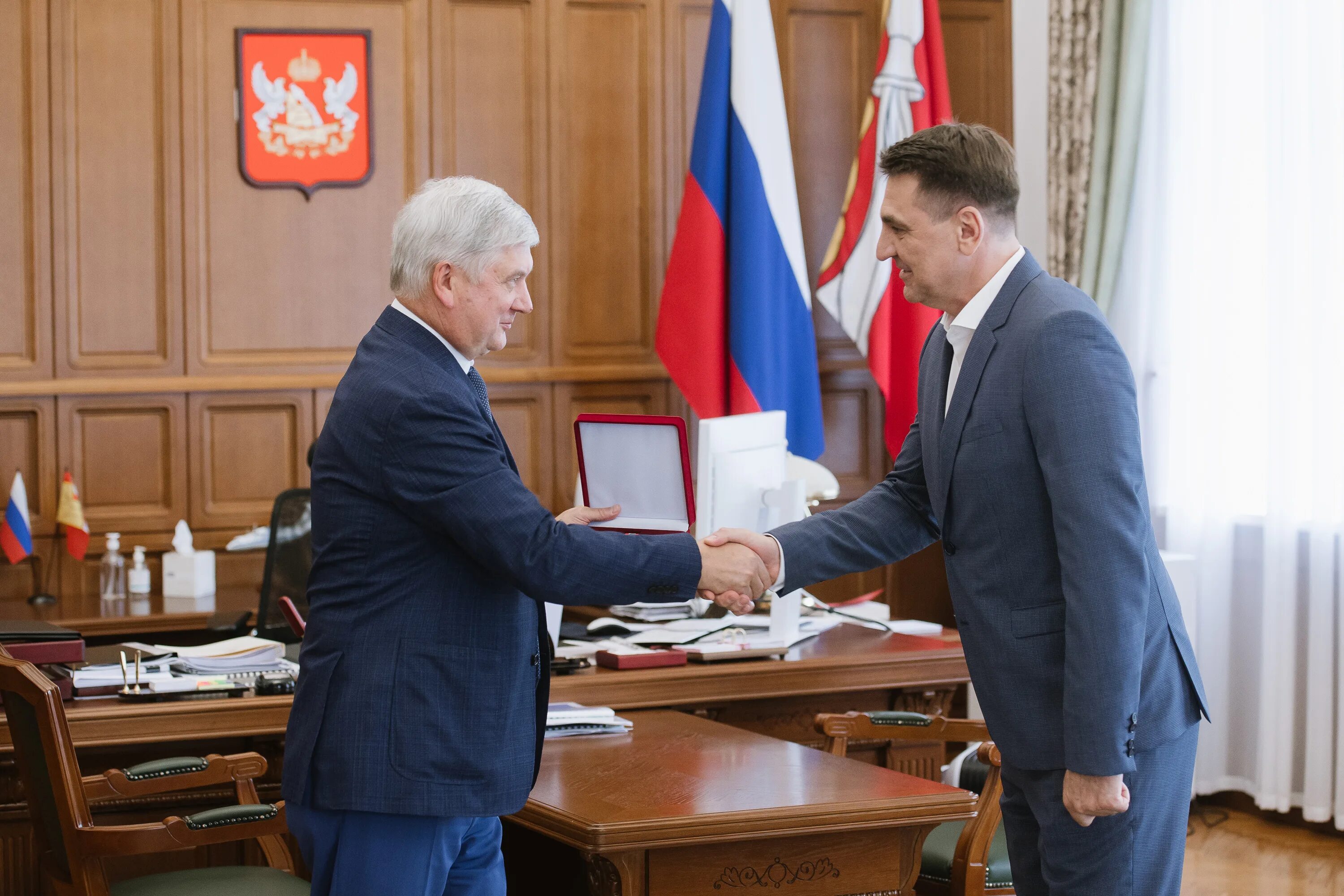 Гусев губернатор воронежской телеграмм. Гусев Воронеж губернатор. Депутат Госдумы Гусев. Гусев губернатор Воронежской семья.