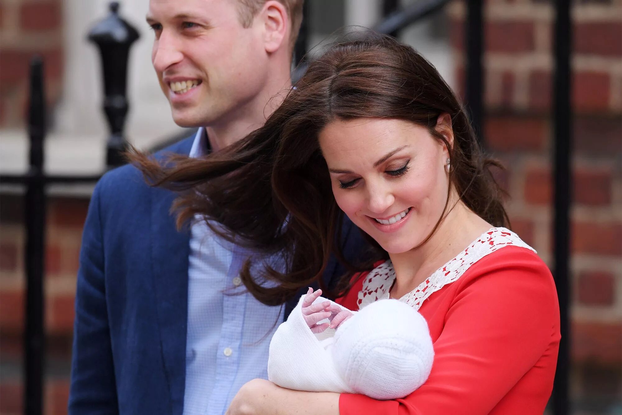 Родился 7 принцем. Принц Луи Кембриджский. Кейт Кембриджская выписка. Kate Middleton and Prince William. Дети Уильяма и Кейт.