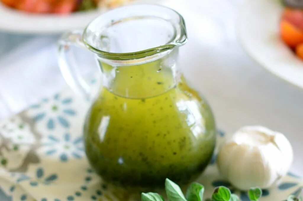 Соус для заправки салата масло. Салатная заправка. Соус для салата. Соус для греческого салата с оливковым маслом. Зеленое масло для салатов.